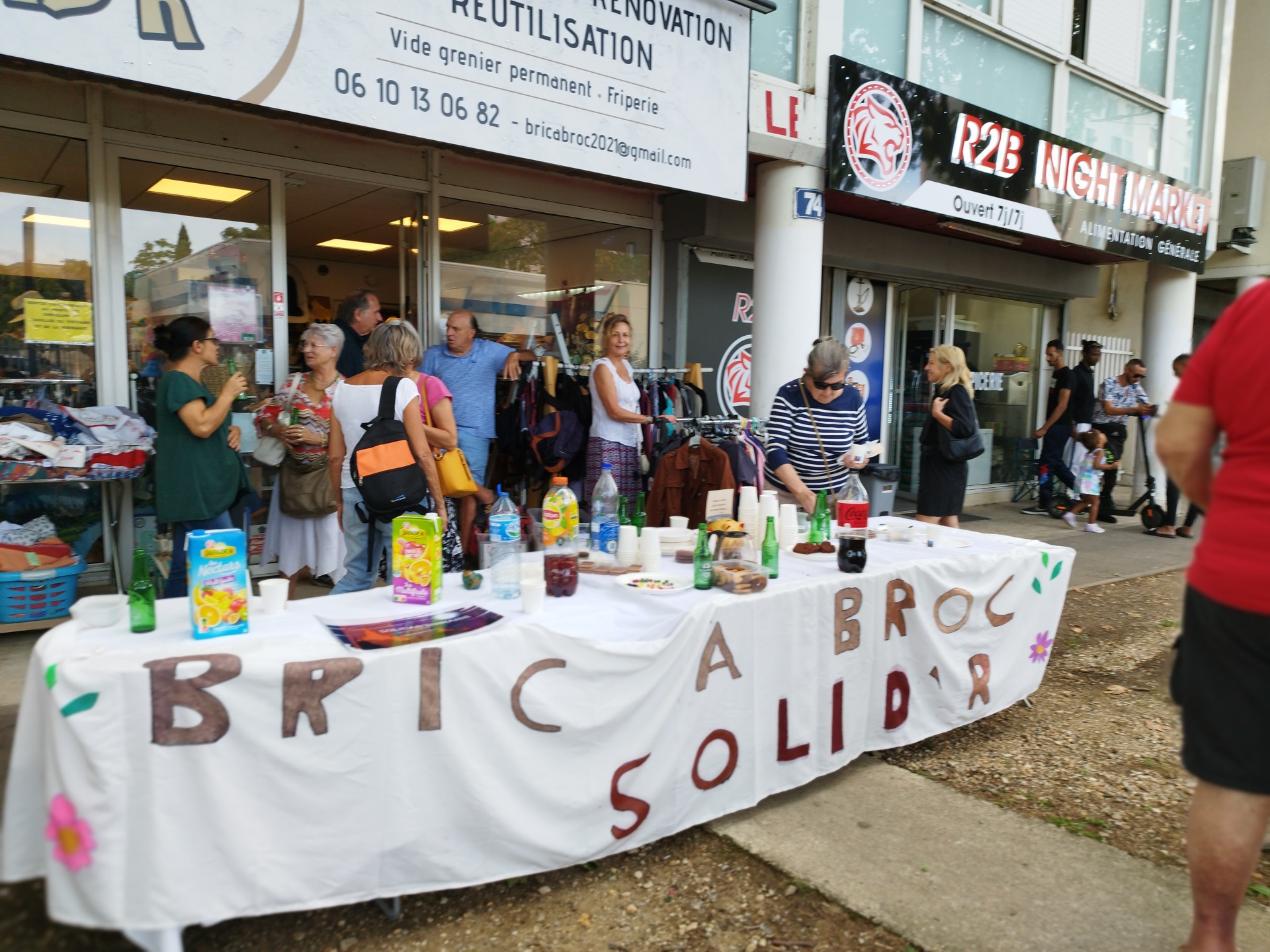 Public et Bénévoles au 1er Anniversaire de Bric A Broc Solid'R